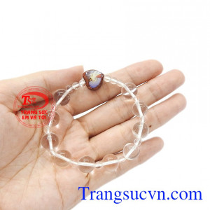 Khi sử dụng chuỗi tay, bạn có thể cầu nguyện dù ở đâu. Chuỗi tay mân côi thạch anh trắng.