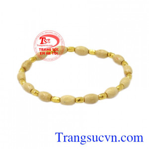 Theo dân gian đeo vòng dâu tằm giúp bé tránh được tà ma, tránh giật mình, đổ mồ hôi trộm, khóc đêm. Chuỗi tay vàng dâu cho bé