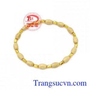 Chuỗi tay vàng dâu cho bé được chế tác tinh tế kết hợp giữa vàng dâu tằm.