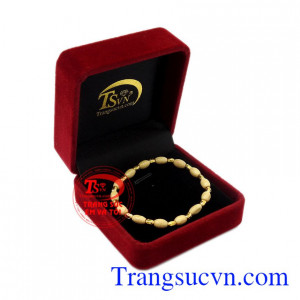 Chuỗi tay vàng dâu cho bé xinh xắn.