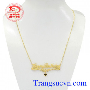Dây chuyền Happy birthday thể hiện phong cách cá tính của người đeo.