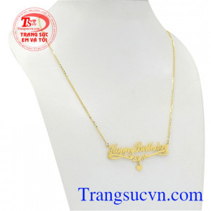 Dây chuyền Happy birthday được chế tác 3D với đường nét sắc xả, hiện đại.