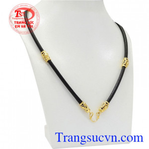 Dây chuyền nam da bọc rồng vàng 10k kết hợp cùng mặt dây vàng tây mang lại vẻ mạnh mẽ, nam tính cho phái nam.