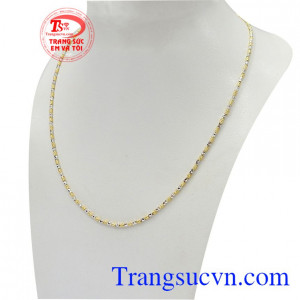 Dây chuyền nữ vàng tây phong cách với thiết kế nhỏ gọn, tinh xảo nên phù hợp với nhiều phong cách thời trang và lứa tuổi khác nhau