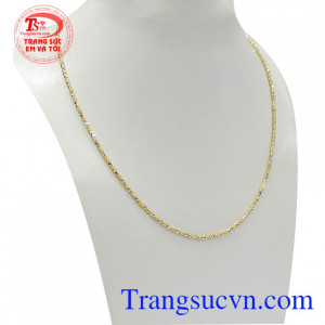 Dây chuyền nữ vàng tây phong cách với thiết kế độc đáo kết hợp giữa vàng trắng và vàng màu mang lại nét cá tính, thời trang và phong cách cho phái đẹp