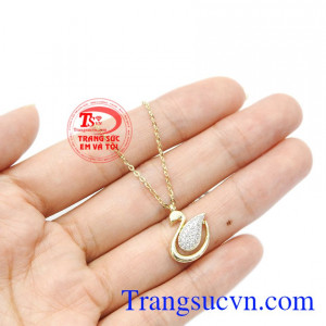 Dây chuyền nữ vàng thiên nga thích hợp làm quà tặng cho người phụ nữ của bạn. 