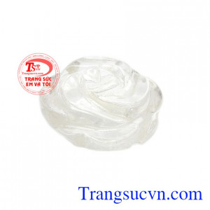 Hoa hồng thạch anh trắng được chạm khắc rất độc đáo. 