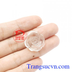 Thạch anh trắng có nhiều tác dụng trong phong thủy, mang đến sự may mắn và bình an cho người dùng. Hoa hồng thạch anh trắng