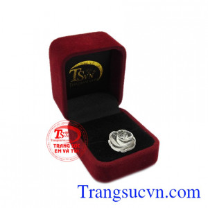 Sản phẩm có thể làm mặt dây hoặc mặt lắc tay. Hoa hồng thạch anh trắng.