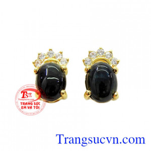 Hoa tai nữ Sapphire là sản phẩm được chế tác từ đá Sapphire thiên nhiên màu sắc bắt mắt.