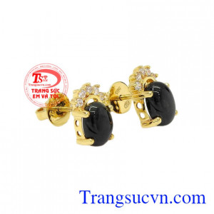 Hoa tai nữ Sapphire làm cho người đeo trở nên quý phái quyến rũ trong mắt mọi người.
