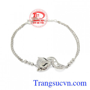 Lắc tay nữ hồ ly vàng trắng là mẫu lắc tay vàng có thiết kế đơn giản tinh tế mang lại vẻ đẹp nữ tính, xinh xắn phù hợp với những bạn nữ ưa giản dị đơn giản không cầu kỳ.