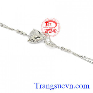 Lắc tay nữ hồ ly vàng trắng là một món trang sức nữ xinh đẹp, là món quà đầy ý nghĩa để dành tặng bạn gái.