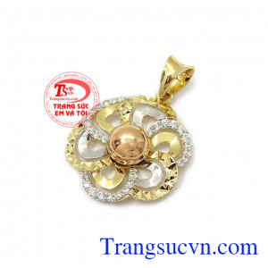 Mặt dây dễ dàng kết hợp với nhiều lứa tuổi, nhiều loại trang phục khác nhau từ dịu dàng đến cá tính hay sang trọng đăng cấp,Mặt dây hoa vàng nữ sang trọng