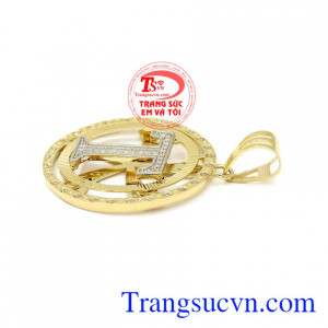 Mặt dây nam chữ T phong cách hợp thời trang.