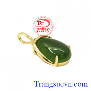 Mặt dây nephrite thiên nhiên sang trọng được kết hợp từ vàng tây 14k và ngọc nephrite thiên nhiên. 