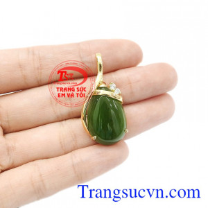 Ngọc nephrite hợp phong thủy, thích hợp với mệnh hỏa và mộc. Mặt dây nephrite thiên nhiên sang trọng