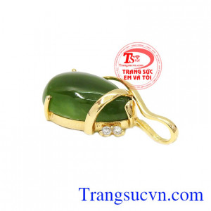 Sản phẩm mang lại sự tinh tế, quý phái và sang trọng cho người dùng. Mặt dây nephrite thiên nhiên sang trọng