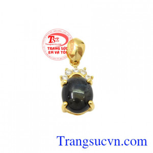 Mặt dây nữ Sapphire được chế tác từ vàng tây 14k với kiểu dáng và phong cách rất thời thượng.