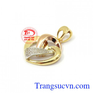 Mặt dây nữ trái tim tinh tế 18k tôn lên sự nữ tính, dịu dàng, sang trọng nhưng cũng không kém phần cá tính cho người đeo