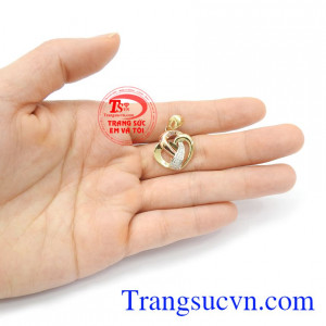 Mặt dây nữ trái tim tinh tế 18k với thiết kế mới lạ, trang nhã, là dòng sản phẩm rất được phái đẹp ưa chuộng