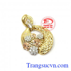 Mặt dây là sự kết hợp của vàng 18k và đá Cz cùng với những chi tiết chế tác độc đáo mang lại vẻ hấp dẫn,Mặt dây vàng nữ sang trọng 18k