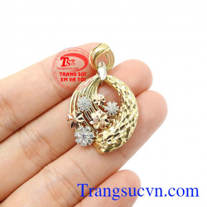 Sản phẩm bảo hành uy tín, chất lượng cao, giao hàng toàn quốc,Mặt dây vàng nữ sang trọng 18k