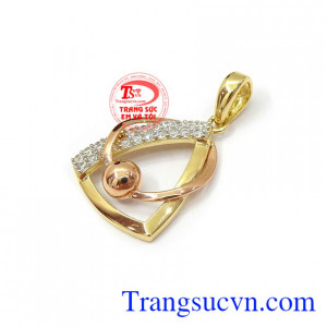 Mặt dây vàng 18k còn là món quà tặng tuyệt vời cho người yêu thương vào những dịp ý nghĩa Mặt dây vàng tây quý phái 18k