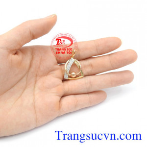 Mặt dây vàng tây quý phái 18k phù hợp với nhiều loại dây chuyền và nhiều trang phúc khác nhau, dễ dàng kết hợp với nhiều xu hướng thời trang mới