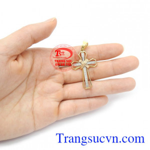 Mặt thánh giá vàng bình an 18k là món quà tặng tuyệt vời cho người yêu thương những dịp ý nghĩa