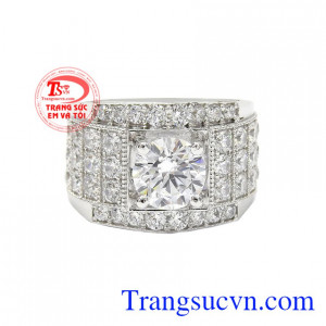 Nhẫn nam vàng trắng ấn tượng được chế tác từ vàng 10k sáng bóng. 