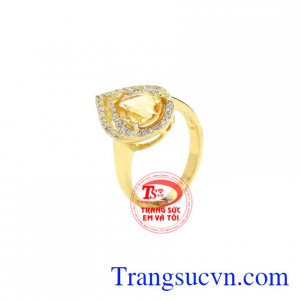 Nhẫn nữ đá thạch anh vàng đẹp là sản phẩm được thiết kế tinh tế, độc đáo, nổi bật.