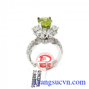 Peridot là loại đá có màu sắc đẹp giúp xua tan nỗi sợ hãi trong đêm tối và đem lại cho người sử dụng đức tính ôn hòa, hôn nhân hạnh phúc mĩ mãn