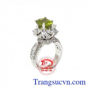 Nhẫn nữ Peridot đẳng cấp là sản phẩm được đính đá tinh tế mang vẻ đẹp sang trọng cho người đeo