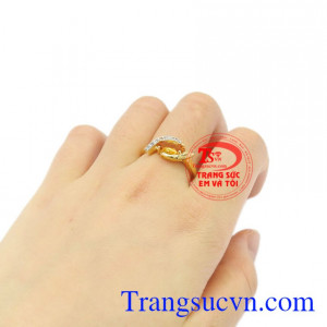 Nhẫn nữ thạch anh vàng thiên nhiên, hợp thời trang.