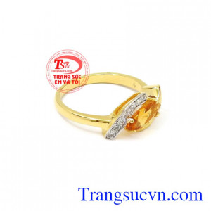 Nhiều người quan niệm thạch anh vàng còn có thể giúp tăng cường trí nhớ, tăng khả năng tập trung cho người sở hữu. Nhẫn nữ thạch anh vàng thiên nhiên