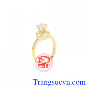 Nhẫn nữ vàng ấn tượng được chế tác từ vàng 18k chất lượng, sang trọng.