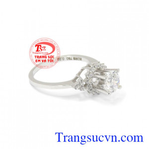 Nhẫn nữ vàng trắng ấn tượng được chế tác theo công nghệ Korea vàng 18k sang trọng.