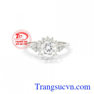 Nhẫn nữ vàng trắng ấn tượng được thiết kế lộng lẫy gắn đá lấp lánh.