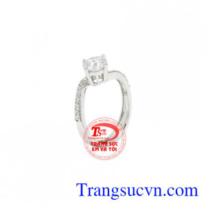 Nhẫn nữ vàng trắng dễ thương là sản phẩm được chế tác theo công nghệ 3D Italy.