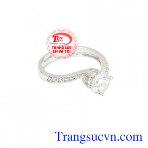 Nhẫn nữ vàng trắng dễ thương giao hàng trên toàn quốc.