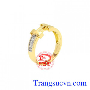 Nhẫn vàng chữ H đẹp được thiết kế độc đáo, tinh tế.