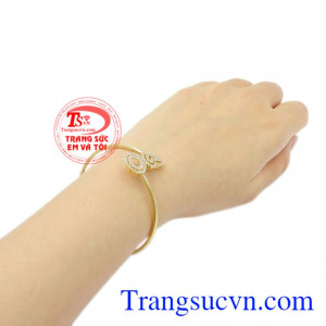 Vòng tay nữ yêu kiều