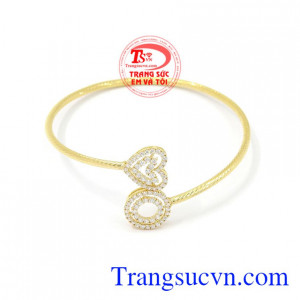 Vòng tay nữ yêu kiều được chế tác theo công nghệ Italy chất lượng, bắt mắt.