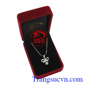 Mặt dây nơ vàng trắng được nhập khẩu từ Hàn Quốc tôn lên vẻ đẹp bạn nữ