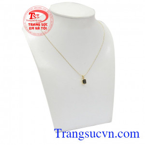 Bộ dây saphir quyền quý được thiết kế độc đáo, dễ dàng kết hợp với các trang phục