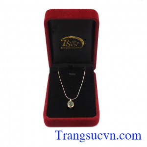 Đá saphir thiên nhiên là biểu tượng của tình yêu, lòng thủy chung