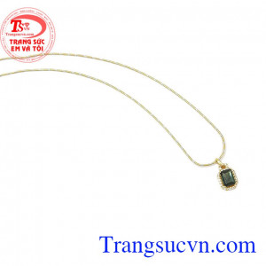 Mặt dây saphir quyền quý tôn lên vẻ đẹp sang trọng, đẳng cấp cho người đeo