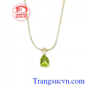 Theo phong thủy, Peridot thích hợp cho những người mệnh Mộc và mệnh Hỏa,Bộ mặt dây Peridot dịu dàng