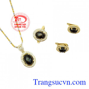Bộ trang sức saphir sao quý phái là sự kết hợp hài hòa giữa vàng tây sáng bóng cùng đá saphir sao thiên nhiên. 